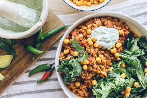 a vegetarian salad with chickpeas, kale, and broccoli