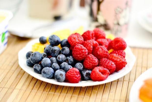 A plate of berries