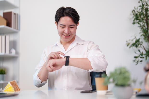 a man checking his watch to time how long it takes erectile dysfunction meds to work