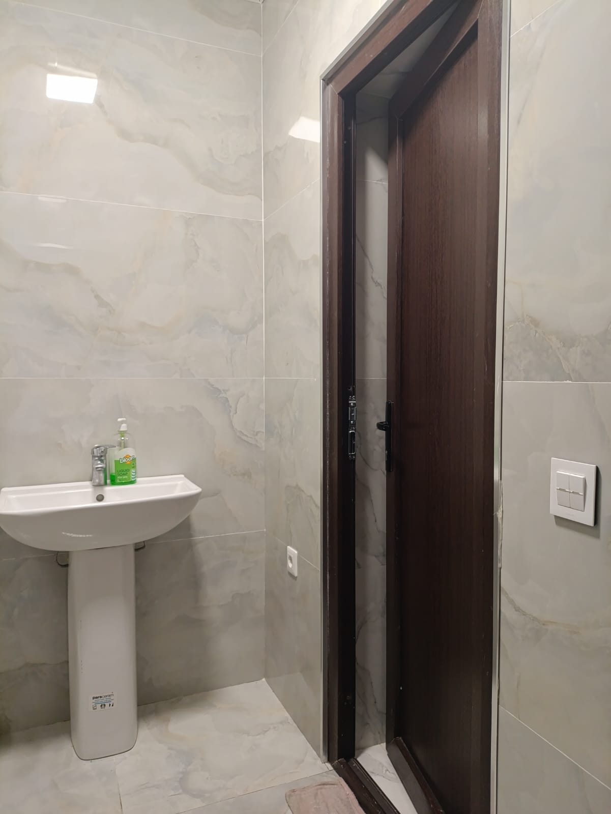 Laçın şəhərində kirayə ev 🏠🇦🇿 📍 Laçın şəhərinin mərkəzində 3 otaqlı, tam şəraitli kirayə ev verilir. ✅ 3 otaq ✅ Samovar ✅ Manqal ✅ Paltaryuyan ✅ Soyuducu ✅ Bütün lazımi məişət şəraiti ✅ Mərkəzdə y - Şəkil 13