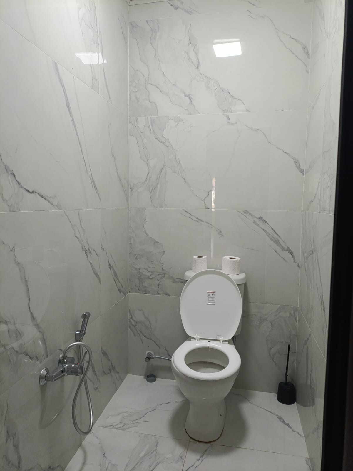 Laçın şəhərində kirayə ev 🏠🇦🇿 📍 Laçın şəhərinin mərkəzində 3 otaqlı, tam şəraitli kirayə ev verilir. ✅ 3 otaq ✅ Samovar ✅ Manqal ✅ Paltaryuyan ✅ Soyuducu ✅ Bütün lazımi məişət şəraiti ✅ Mərkəzdə y - Şəkil 12