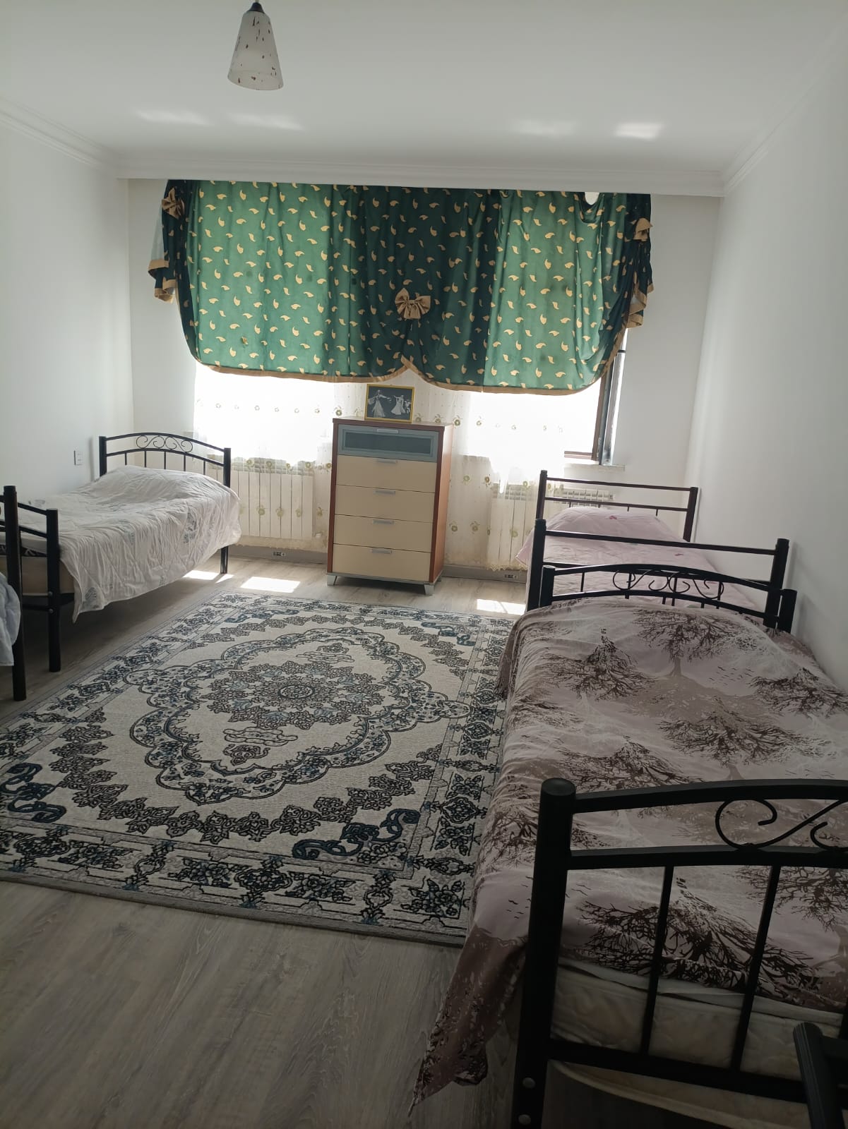 Laçın şəhərində kirayə ev 🏠🇦🇿 📍 Laçın şəhərinin mərkəzində 3 otaqlı, tam şəraitli kirayə ev verilir. ✅ 3 otaq ✅ Samovar ✅ Manqal ✅ Paltaryuyan ✅ Soyuducu ✅ Bütün lazımi məişət şəraiti ✅ Mərkəzdə y - Şəkil 6