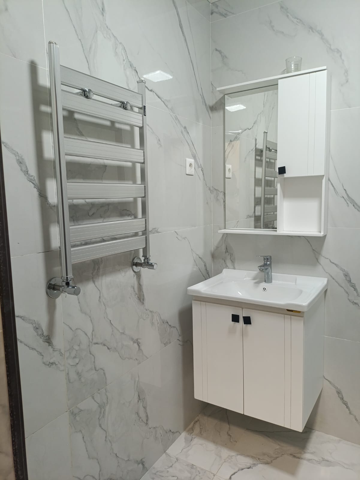 Laçın şəhərində kirayə ev 🏠🇦🇿 📍 Laçın şəhərinin mərkəzində 3 otaqlı, tam şəraitli kirayə ev verilir. ✅ 3 otaq ✅ Samovar ✅ Manqal ✅ Paltaryuyan ✅ Soyuducu ✅ Bütün lazımi məişət şəraiti ✅ Mərkəzdə y - Şəkil 11