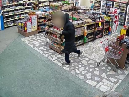 Красноярец похитил из магазинов виски на 10 тысяч и забрал телефон у своей бабушки