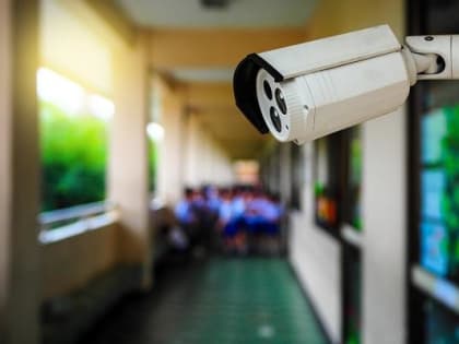 Уроки под наблюдением: в красноярских школах заработали видеокамеры