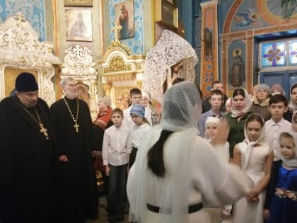 Воспитанники воскресной школы поздравили прихожан колядками
