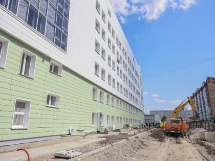 Михаил Котюков вместе с жителями проинспектировал строительство новой поликлиники в микрорайоне Северном