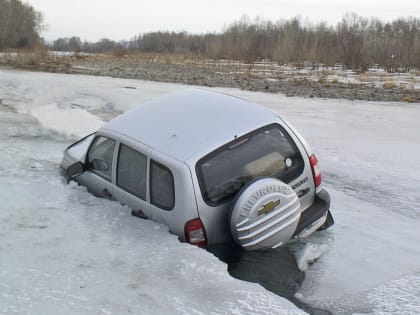 На Красноярском водохранилище машина с людьми провалилась под лед