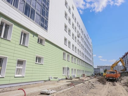 Михаил Котюков посетил стройплощадку новой поликлиники в Северном