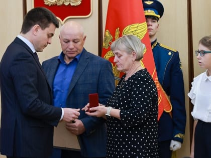 Родители Героя России Владимира Чепы получили из рук губернатора медаль «Золотая Звезда»