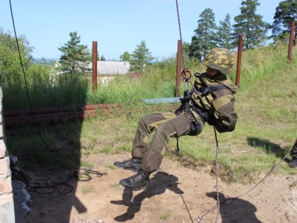 ВОЕННОСЛУЖАЩИЕ КРАСНОЯРСКОГО СОЕДИНЕНИЯ РОСГВАРДИИ ПРОВЕЛИ ВОЕННО_ПОЛЕВЫЕ СБОРЫ ДЛЯ ВОСПИТАННИКОВ ДЕТСКОГО ДОМА