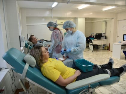 Сотрудники Ачинского НПЗ сдали сегодня порядка 15 литров крови для спасения жизни других