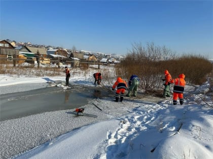 В Красноярске разлившаяся река Бугач подступила к частному сектору
