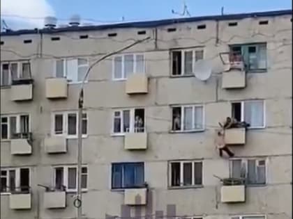 Мужчина сорвался с 4 этажа в Кодинске