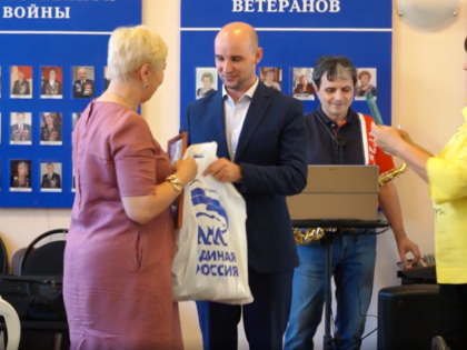 Предприниматели Кировского района и партийцы провели чаепитие для беженцев