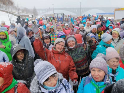 250 красноярок вышли на старт по северной ходьбе «Женский день»