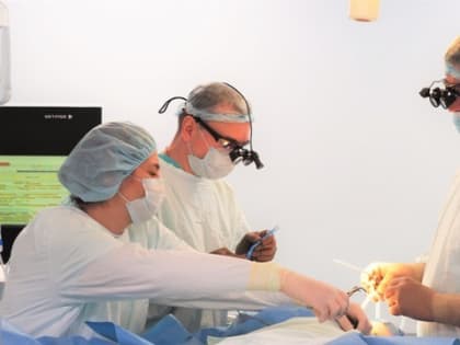 Красноярские врачи первыми в России имплантировали нейростимулятор нового поколения