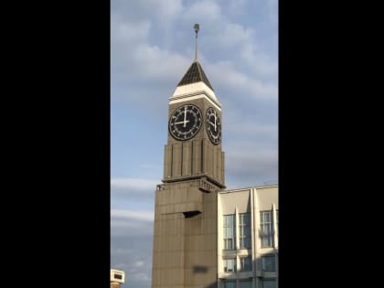 Красноярский "Биг-Бен" сегодня исполняет для учителей мелодию песни "Прощальный вальс"