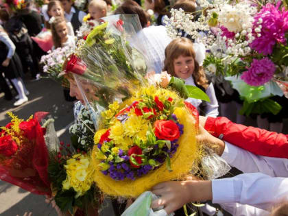 В Красноярске учителей поздравляли на 2.200 рублей