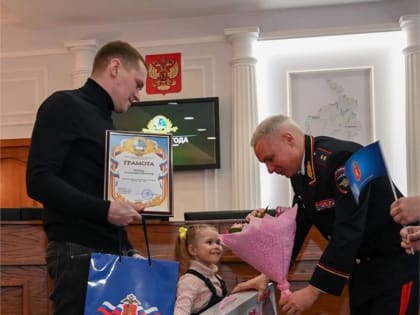 Полиция наградила самых мужественных и героических жителей Красноярского края (видео)
