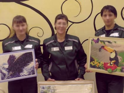 В Канске осужденные женщины создают мозаичные картины из стразов