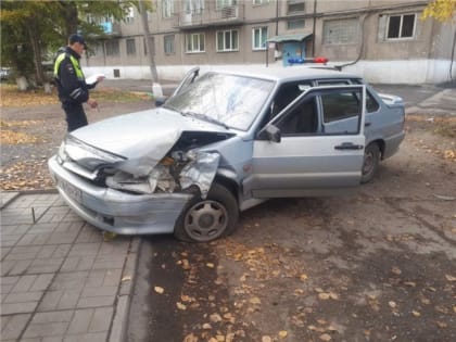 В Ачинске компания подростков попала в ДТП на угнанной машине. Их преследовали