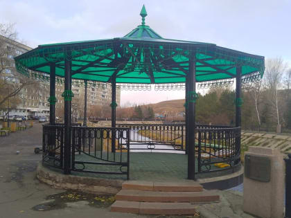 В Красноярске обновили кованые беседки на набережной Качи