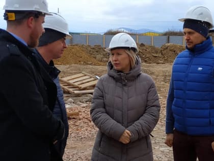 Елена Южакова и Артем Речицкий в рамках партийного десанта проверили строительство детского сада в Красноярске