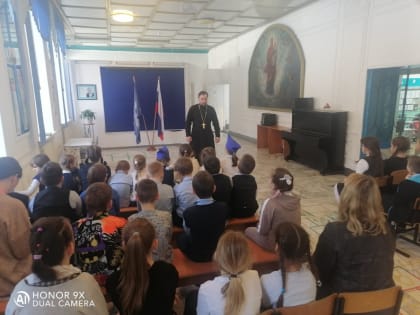 Священник рассказал православным гимназистам о празднике Сретения Господня