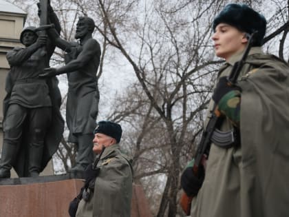 Единый караул: у Мемориала Победы заступили постовцы разных поколений