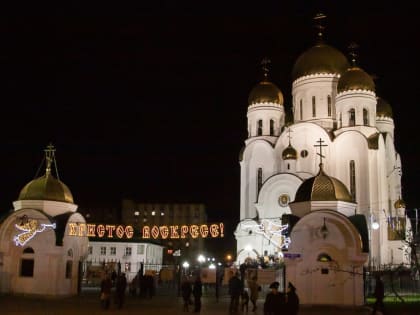 В Пасхальную ночь правящий архиерей совершил богослужения в красноярском храме Рождества Христова