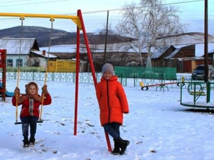 По инициативе жителей в селе Темра появилась детская игровая площадка