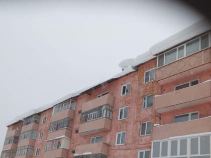 В Красноярском крае молодой рабочий сорвался с крыши пятиэтажки при чистке снега и погиб