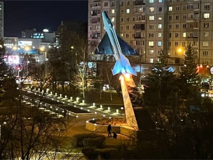 В Красноярске в сквере Авиаторов у памятника истребителю зажгли огни «взлетной полосы»