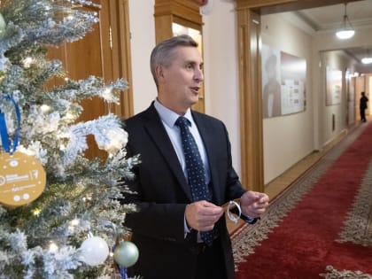 Краевые парламентарии исполняют новогодние желания маленьких жителей края