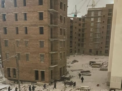 Молодой рабочий погиб после падения в шахту лифта на стройке в Красноярске