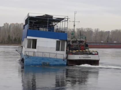 В Красноярске отбуксировали плавучее кафе "Гавань", стоявшее за ТЦ "Красноярье"