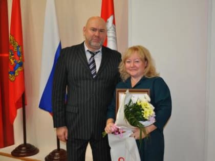 Глава Туруханского района Олег Шереметьев вручил Наталье Филатовой благодарственное письмо