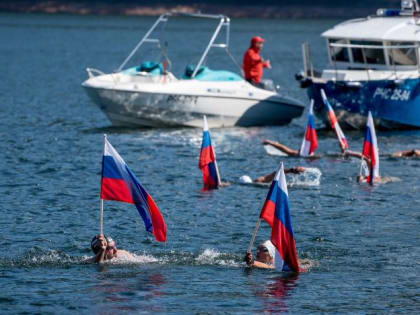 На Красноярском водохранилище прошел заплыв в честь Дня государственного флага