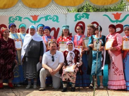 Партийцы Большеулуйского района поздравили жителей деревни Елга с юбилеем