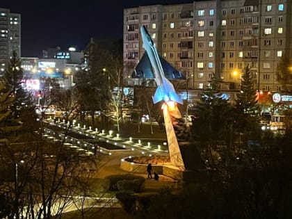 В Красноярске в сквере Авиаторов появилась освещенная взлетная полоса