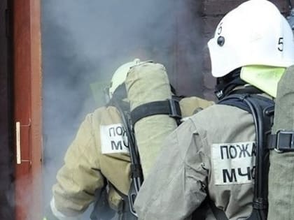 В Туве пожарные спасли двоих малолетних детей из горящего дома