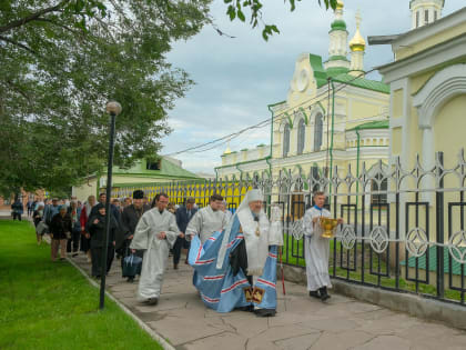 Митрополит Пантелеимон освятил стелу, увенчаную ангелом в Минусинске