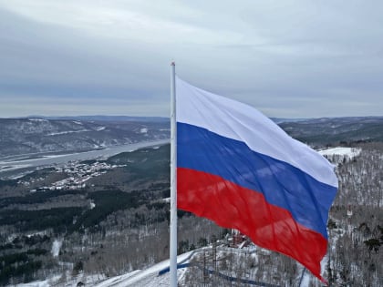 Рекордный красноярский флаг сняли из-за повреждений