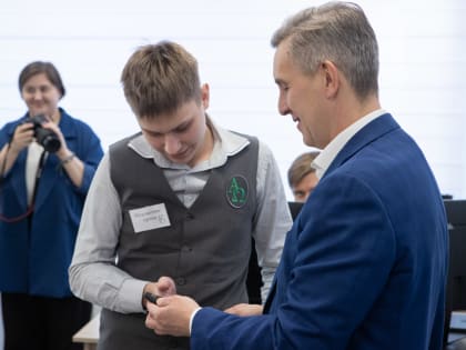 Спикер Заксобрания познакомился с учениками физико-математической школы при СФУ