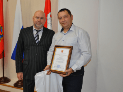 Глава Туруханского района Олег Шереметьев вручил Андрею Громову благодарственное письмо
