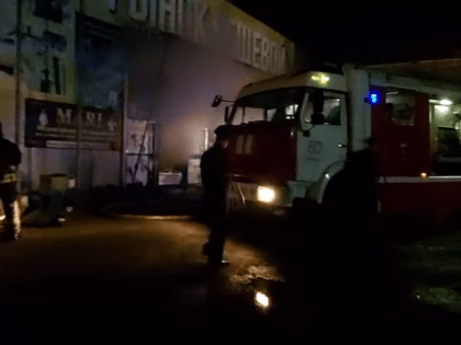 В Ачинске огонь уничтожил торговые павильоны на вещевом рынке