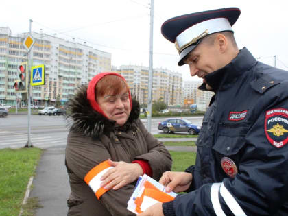 Дорожные полицейские Красноярска подарили «маячки безопасности» пожилым людям