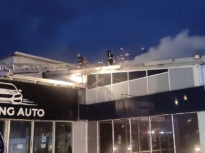 В Красноярске 7 часов тушили пожар в автосалоне на улице 9 Мая