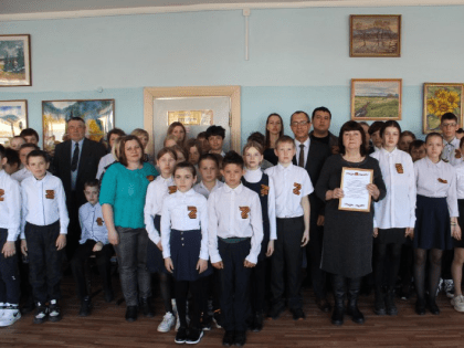 Семье участника СВО из села Моторское вручили благодарственное письмо.